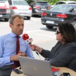 Letni Raport Dnia. Od lewej: Zbigniew Piątek - wójt Piekoszowa i red. Ewa Okońska / Grzegorz Janka / Radio Kielce