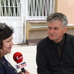 Plenerowy Raport Dnia z Nowej Słupi. Na zdjęciu od lewej: Ewa Okońska - Radio Kielce, Wojciech Spelak - kustosz Muzeum Starożytnego Hutnictwa Przemysłowego w Nowej Słupi / Grzegorz Jamka / Radio Kielce