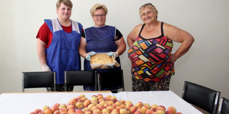 Na międzypokoleniowy piknik w Grabowicy w gminie Pacanów zapraszają członkinie Stowarzyszenia "Warszawka". Na zdjęciu (od lewej): Olga Nalepa, Iwona Religa, Henryka Komasara / Marta Gajda / Radio Kielce