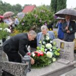 Janina. Uroczyste nadanie stopnia majora zmarłemu kapitanowi Janowi Skwarkowi. Kwiaty składa Bogdan Latosiński - poseł PiS / Marta Gajda / Radio Kielce