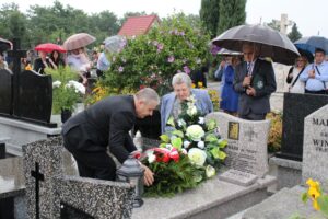 Janina. Uroczyste nadanie stopnia majora zmarłemu kapitanowi Janowi Skwarkowi. Kwiaty składa Bogdan Latosiński - poseł PiS / Marta Gajda / Radio Kielce