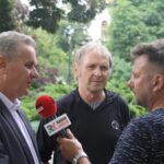 Pińczów. Letni Raport Dnia. Na zdjęciu (od lewej): Włodzimierz Badurak - burmistrz, Artur Dutkiewicz - muzyk, dyrektor artystyczny XV Zaduszek Jazzowych i Robert Szumielewicz  / Grzegorz Jamka / Radio Kielce