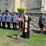 Posadzeniem młodego dębu na skwerze przed kolegiatą w Skalbmierzu uczczono 100-rocznicę powstania Policji. Na zdjęciu kazimierski kapelan służb mundurowych ksiądz Marian Fatyga / Marta Gajda / Radio Kielce