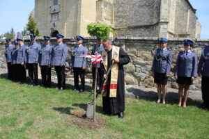 Posadzeniem młodego dębu na skwerze przed kolegiatą w Skalbmierzu uczczono 100-rocznicę powstania Policji. Na zdjęciu kazimierski kapelan służb mundurowych ksiądz Marian Fatyga / Marta Gajda / Radio Kielce