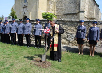 Posadzeniem młodego dębu na skwerze przed kolegiatą w Skalbmierzu uczczono 100-rocznicę powstania Policji. Na zdjęciu kazimierski kapelan służb mundurowych ksiądz Marian Fatyga / Marta Gajda / Radio Kielce