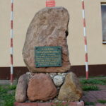 Obelisk poświęconym pamięci Adolfa Dygasińskiego / Marta Gajda / Radio Kielce