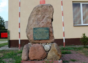 Obelisk poświęconym pamięci Adolfa Dygasińskiego / Marta Gajda / Radio Kielce