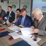 Podpisanie umów w ramach programu "Czyste powietrze". Na zdjęciu od prawej: Ryszard Zych - burmistrz Stopnicy, Ryszard Gliwiński - prezes WFOŚiGW, Agata Wojtyszek - wojewoda świętokrzyski, poseł PiS Michał Cieślak, Grzegorz Socha - Zastępca Prezesa Zarządu WFOŚiGW / Izabela Mortas / Radio Kielce