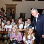 Spotkanie dzieci i opiekunów z przedstawicielami samorządu województwa. Andrzej Bętkowski - marszałek województwa świętokrzyskiego / Urząd Marszałkowski Województwa Świętokrzyskiego