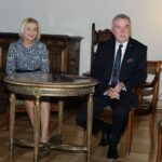 Spotkanie dzieci i opiekunów z przedstawicielami samorządu województwa. Renata Janik - wicemarszałek województwa świętokrzyskiego i Andrzej Bętkowski - marszałek województwa świętokrzyskiego / Urząd Marszałkowski Województwa Świętokrzyskiego