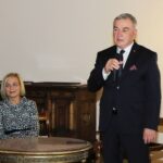 Spotkanie dzieci i opiekunów z przedstawicielami samorządu województwa. Renata Janik - wicemarszałek województwa świętokrzyskiego i Andrzej Bętkowski - marszałek województwa świętokrzyskiego / Urząd Marszałkowski Województwa Świętokrzyskiego