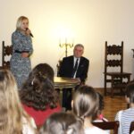 Spotkanie dzieci i opiekunów z przedstawicielami samorządu województwa. Renata Janik - wicemarszałek województwa świętokrzyskiego i Andrzej Bętkowski - marszałek województwa świętokrzyskiego / Urząd Marszałkowski Województwa Świętokrzyskiego