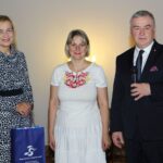 Spotkanie dzieci i opiekunów z przedstawicielami samorządu województwa. Renata Janik - wicemarszałek województwa świętokrzyskiego i Andrzej Bętkowski - marszałek województwa świętokrzyskiego / Urząd Marszałkowski Województwa Świętokrzyskiego