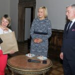 Spotkanie dzieci i opiekunów z przedstawicielami samorządu województwa. Renata Janik - wicemarszałek województwa świętokrzyskiego i Andrzej Bętkowski - marszałek województwa świętokrzyskiego / Urząd Marszałkowski Województwa Świętokrzyskiego