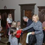 Spotkanie dzieci i opiekunów z przedstawicielami samorządu województwa. Renata Janik - wicemarszałek województwa świętokrzyskiego i Andrzej Bętkowski - marszałek województwa świętokrzyskiego / Urząd Marszałkowski Województwa Świętokrzyskiego