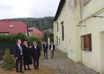 Chęciny. Wizyta rabinów, których przodkowie mieszkali w gminie Chęciny. Z lewej: Robert Jaworski - burmistrz  / checiny.pl