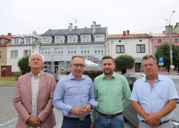 Staszów. Spotkanie przedstawicieli PO z mieszkańcami. Na zdjęciu (od lewej): Ryszard Cichy, Artur Gierada, Dominik Wesołowski i Józef Bryk / Magdalena Blicharska / Radio Kielce