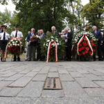 Złożenie kwiatów przy tablicy upamiętniającej ofiary pogromu / Jarosław Kubalski / Radio Kielce