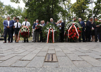 Złożenie kwiatów przy tablicy upamiętniającej ofiary pogromu / Jarosław Kubalski / Radio Kielce