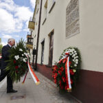 Złożenie kwiatów przy tablicy upamiętniającej ofiary pogromu. Poseł Krzysztof Lipiec / Jarosław Kubalski / Radio Kielce