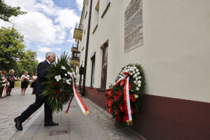Złożenie kwiatów przy tablicy upamiętniającej ofiary pogromu. Poseł Krzysztof Lipiec / Jarosław Kubalski / Radio Kielce