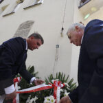 Złożenie kwiatów przy tablicy upamiętniającej ofiary pogromu. Z lewej: Andrzej Pruś - przewodniczący Sejmiku Województwa i Andrzej Bętkowski - marszałek województwa świętokrzyskiego / Jarosław Kubalski / Radio Kielce