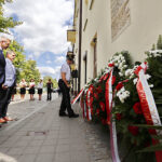 Złożenie kwiatów przy tablicy upamiętniającej ofiary pogromu. W środku: Bogdan Wenta - prezydent Kielc, z prawej: Jarosław Karyś - wiceprzewodniczący Rady Miasta / Jarosław Kubalski / Radio Kielce