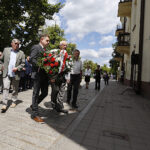 Złożenie kwiatów przy tablicy upamiętniającej ofiary pogromu. Od lewej: Mieczysław Gójski - wiceprzewodniczący świętokrzyskiej Solidarności, Piotr Duda - przewodniczący NSZZ Solidarność, Waldemar Bartosz - przewodniczący świętokrzyskiej Solidarności i Kazimierz Pasternak - wiceprzewodniczący świętokrzyskiej Solidarności / Jarosław Kubalski / Radio Kielce