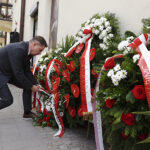 Złożenie kwiatów przy tablicy upamiętniającej ofiary pogromu. Piotr Duda - przewodniczący NSZZ Solidarność / Jarosław Kubalski / Radio Kielce