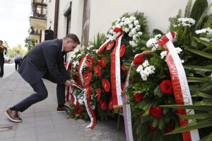 Złożenie kwiatów przy tablicy upamiętniającej ofiary pogromu. Piotr Duda - przewodniczący NSZZ Solidarność / Jarosław Kubalski / Radio Kielce