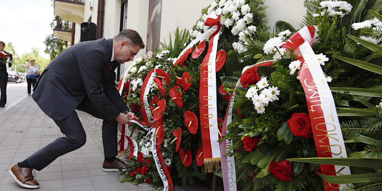Złożenie kwiatów przy tablicy upamiętniającej ofiary pogromu. Piotr Duda - przewodniczący NSZZ Solidarność / Jarosław Kubalski / Radio Kielce