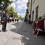 Złożenie kwiatów przy tablicy upamiętniającej ofiary pogromu. Od lewej: Dorota Koczwańska-Kalita - naczelnik kieleckiej delegatury Instytutu Pamięci Narodowej i Leszek Bukowski - kielecka delegatura IPN / Jarosław Kubalski / Radio Kielce