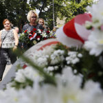 Złożenie kwiatów przy tablicy upamiętniającej ofiary pogromu / Jarosław Kubalski / Radio Kielce