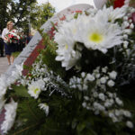 Złożenie kwiatów przy tablicy upamiętniającej ofiary pogromu / Jarosław Kubalski / Radio Kielce