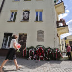 Złożenie kwiatów przy tablicy upamiętniającej ofiary pogromu / Jarosław Kubalski / Radio Kielce