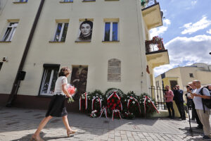 Złożenie kwiatów przy tablicy upamiętniającej ofiary pogromu / Jarosław Kubalski / Radio Kielce