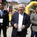 Kielce. Trzeci etap 30. Wyścigu Solidarności i Olimpijczyków. Na zdjęciu od lewej: Marcin Różycki - wiceprezydent Kielc, Krzysztof Lipiec - poseł PiS, Mariusz Gosek - członek Zarządu Województwa Świętokrzyskiego / Jarosław Kubalski / Radio Kielce