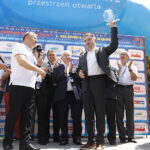 Kielce. Trzeci etap 30. Wyścigu Solidarności i Olimpijczyków. Na zdjęciu pierwszy od prawej Piotr Duda - przewodniczący NSZZ "Solidarność" / Jarosław Kubalski / Radio Kielce