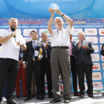 Kielce. Trzeci etap 30. Wyścigu Solidarności i Olimpijczyków. Na zdjęciu pierwszy od prawej szef świętokrzyskiej Solidarności Waldemar Bartosz / Jarosław Kubalski / Radio Kielce