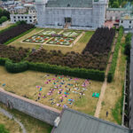 Joga w ogrodzie włoskim / Jarosław Kubalski / Radio Kielce