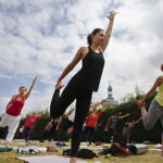 Joga w ogrodzie włoskim / Jarosław Kubalski / Radio Kielce