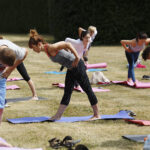 Joga w ogrodzie włoskim / Jarosław Kubalski / Radio Kielce