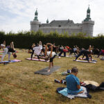 Joga w ogrodzie włoskim / Jarosław Kubalski / Radio Kielce