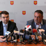 Na zdjęciu: Marcin Różycki - zastępca prezydenta Kielc i Piotr Łojek - pełniący obowiązki dyrektora Wydziału Edukacji w Urzędzie Miasta Kielce / Magdalena Blicharska / Radio Kielce