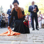 Joanna Woś odsłoniła "Słoneczko". Joanna Woś i Waldemar Sikora - burmistrz Buska-Zdroju / Jarosław Kubalski / Radio Kielce