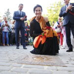 Joanna Woś odsłoniła "Słoneczko". Joanna Woś i Waldemar Sikora - burmistrz Buska-Zdroju / Jarosław Kubalski / Radio Kielce