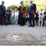 Joanna Woś odsłoniła "Słoneczko". Joanna Woś i Waldemar Sikora - burmistrz Buska-Zdroju / Jarosław Kubalski / Radio Kielce