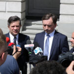 Konferencja Zbigniewa Ziobry na kieleckim Rynku. Na zdjęciu, od lewej: Jacek Włosowicz, Zbigniew Ziobro i Mariusz Gosek / Magdalena Blicharska / Radio Kielce