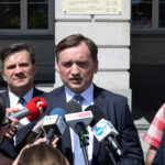 Konferencja Zbigniewa Ziobry na kieleckim Rynku. Na zdjęciu, od lewej: Jacek Włosowicz, Zbigniew Ziobro i Mariusz Gosek / Magdalena Blicharska / Radio Kielce