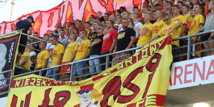 14.08.2015. 5. kolejka T-Mobile Ekstraklasy Korona Kielce - Cracovia Kraków. Najzagorzalsi kibice Korony dopingowali swój zespół przed całe spotkanie / Kamil Król / Radio Kielce